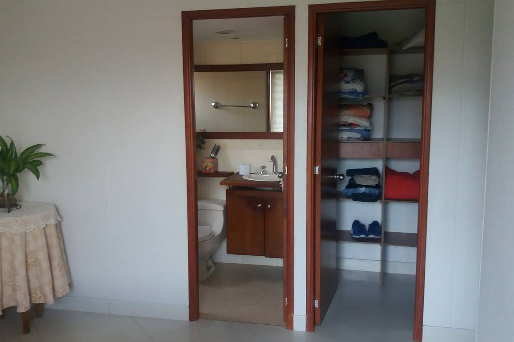 Vestier y baño privado