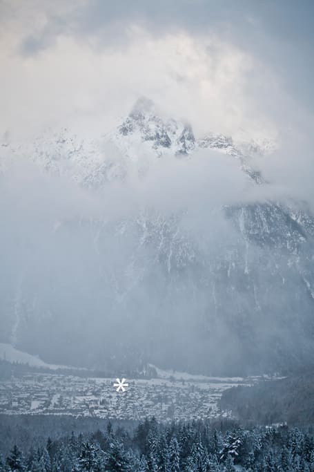 Mittenwald und Karwendelgebirge. Die Lage des Hauses ist mit einem * markiert.
Mittenwald and Mount Karwendel. The location of the house is marked with a *.