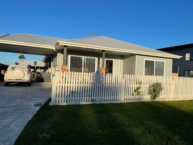 Beauty on Tamar bright spacious home top location