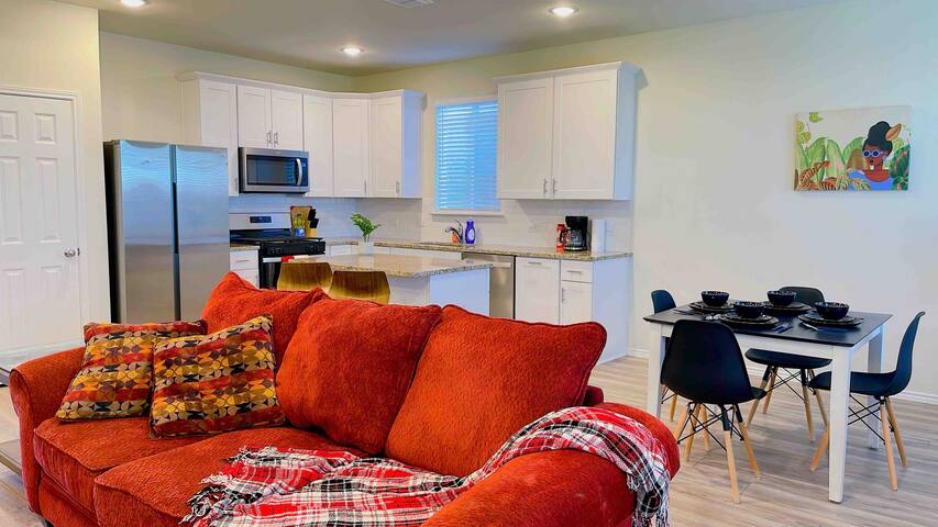 New! Modern & Bright Home/Extended Stay/ Pet OK