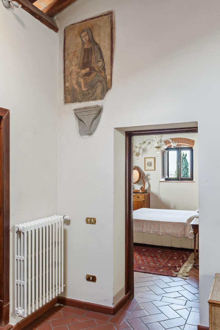 Couloir : fresque de la Vierge à l'enfant de 1600 attribuée à l'école de Fra Bartolomeo