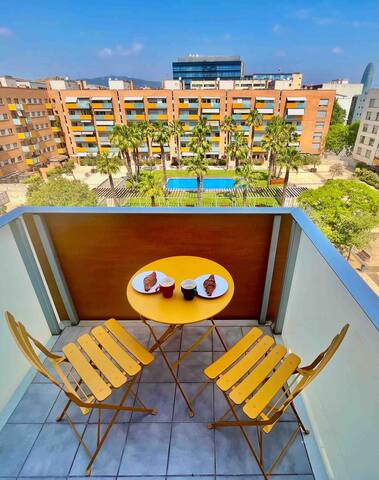 ♥ BEACHSIDE SUNNY MODERN WITH POOL ♥ | PARKING 24H gallery image 3