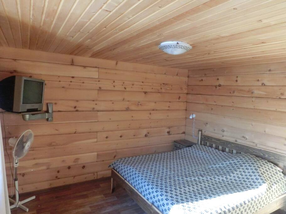 Спальня с большой кроватью