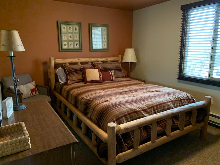 Dhomë gjumi në katin e sipërm 1, krevat dopio "queen"