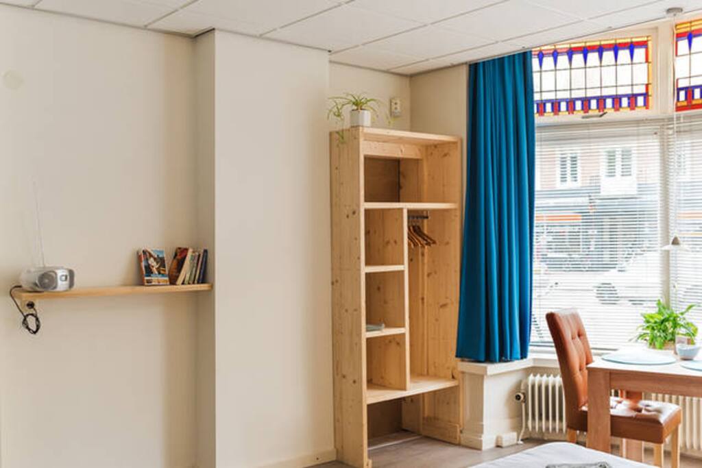 Zonnebloemkamer, ruim en licht met veel natuurlijke materialen en mooi glas-in-lood