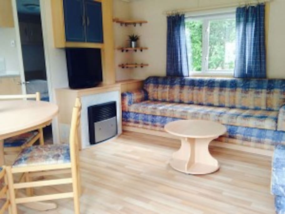 ruime huiskamer met keuken