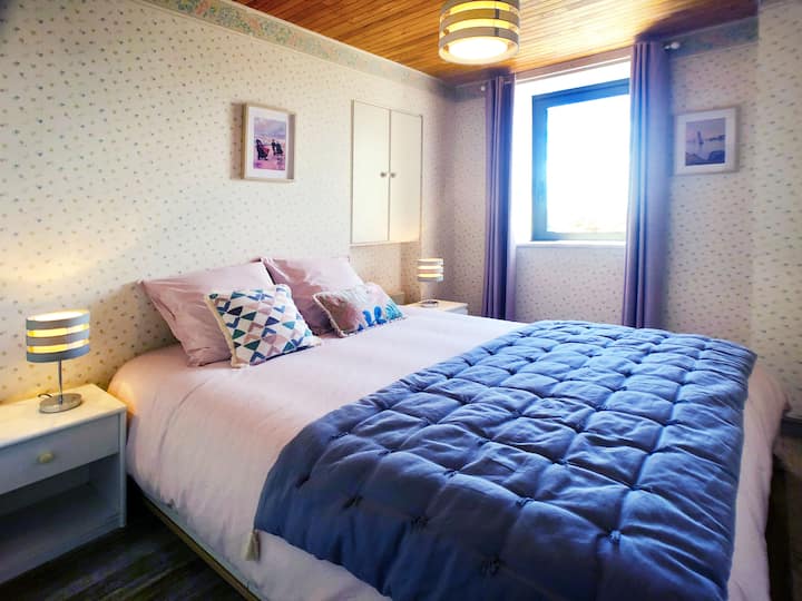 Spálňa s posteľou 1,60m
(spálňa s manželskou posteľou Queen)