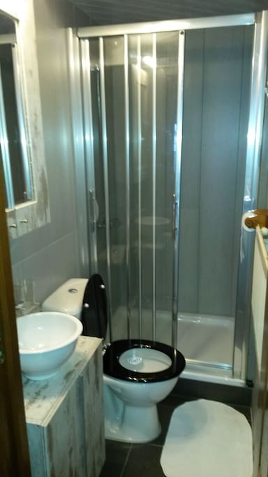 Badkamer/toilet met een lekkere ruime douche.