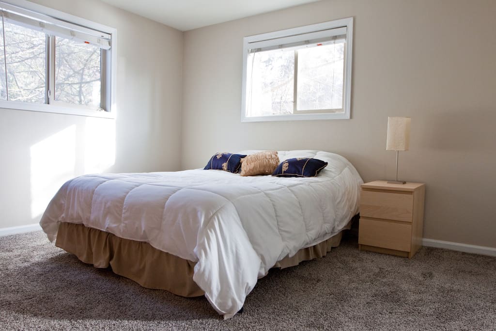Queen bed in true bedroom
