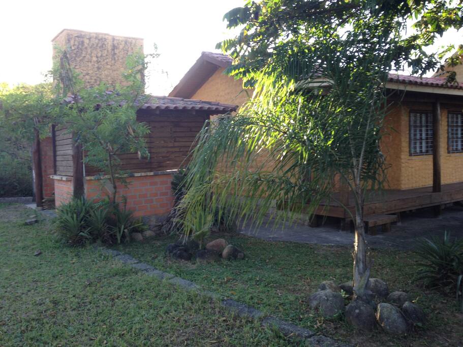 Quiosque com 2 churrasqueiras uma para cada casinha