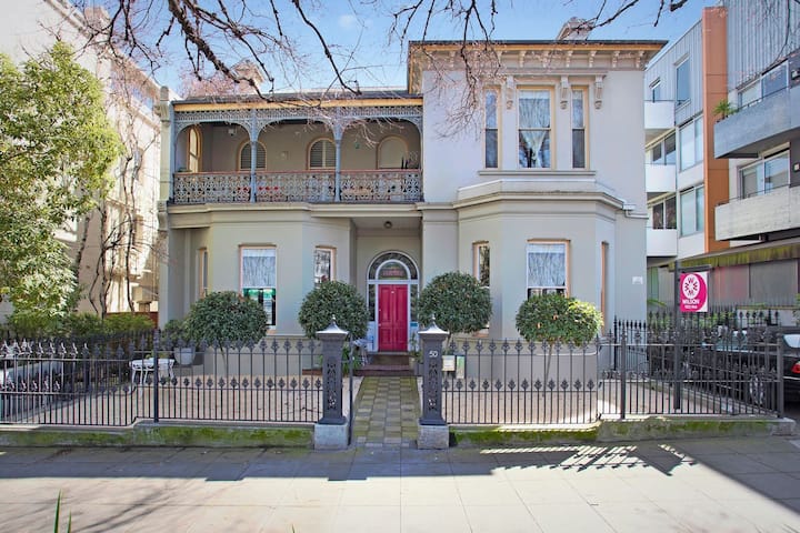 Perfectly Positioned Studio With Private Courtyard - St Kilda