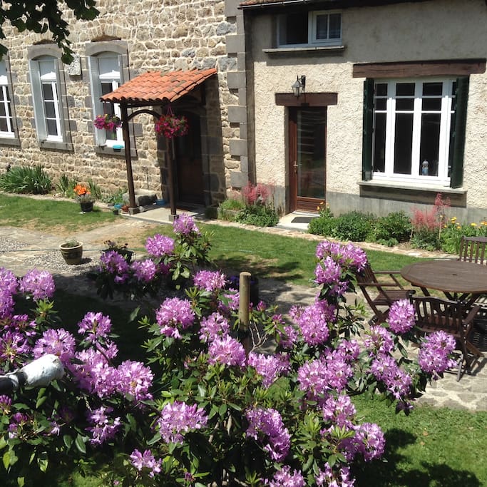 La séparation entre la maison et Le gîte indépendant