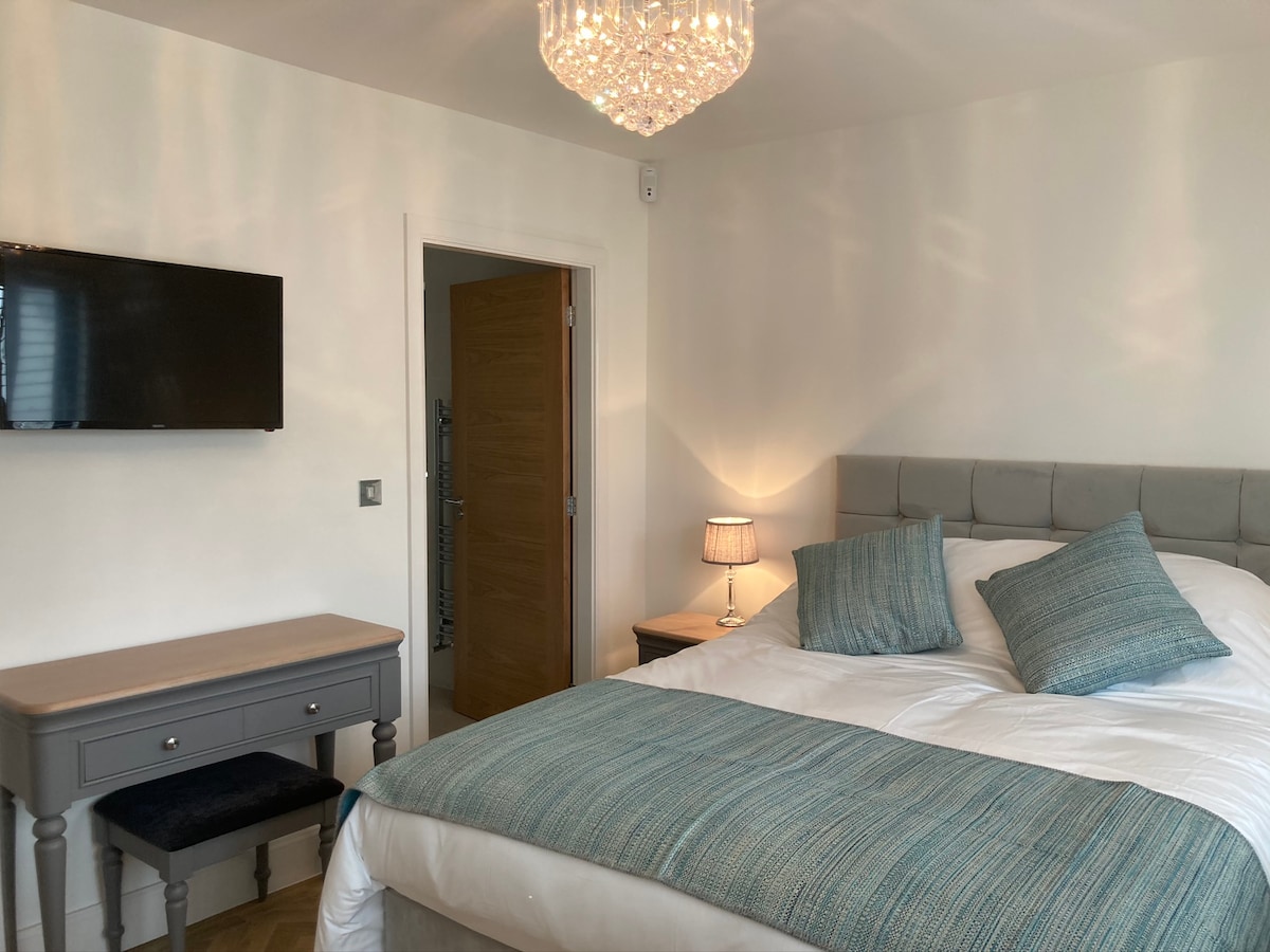 חדר שינה 1 - מיטת קינג סייז, שולחן הלבשה, חדר צמוד, ארונות בגדים מאובזרים. 