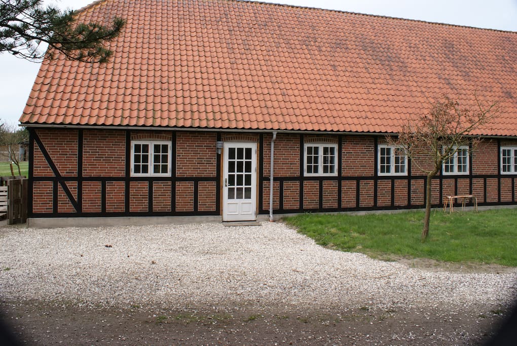 Indgang og parkering