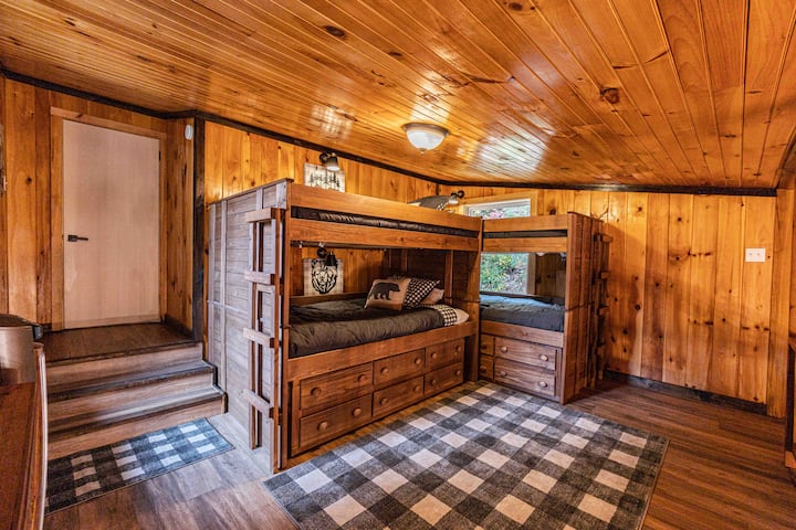 Chambre avec lits superposés et lit gigogne en bas. Cette chambre est un loft au-dessus de l'espace du rez-de-chaussée.