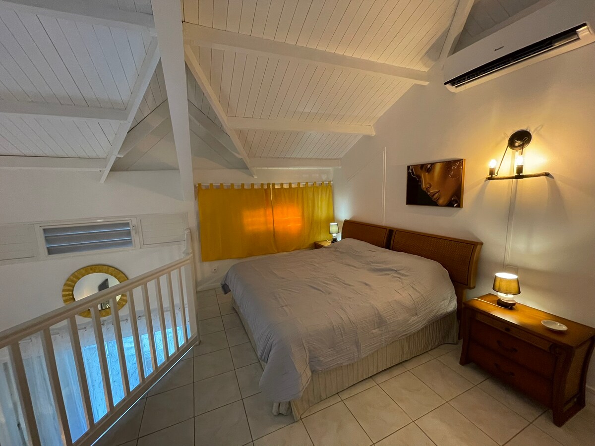 Chumba cha kulala kilicho na paa la kanisa kuu - kitanda aina ya king