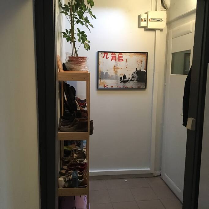 L'entrée propose un rangement pour les manteaux et chaussures