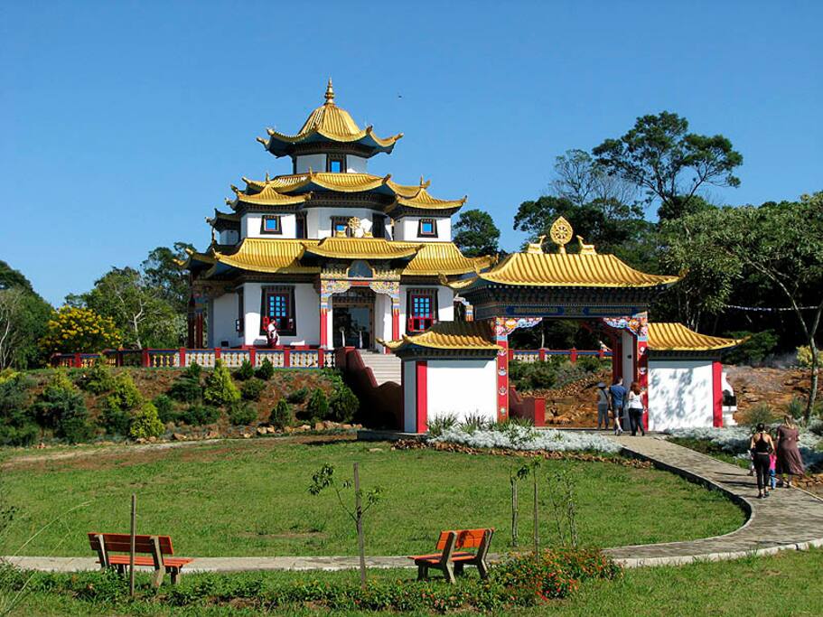 Templo budista na subida para São Chico