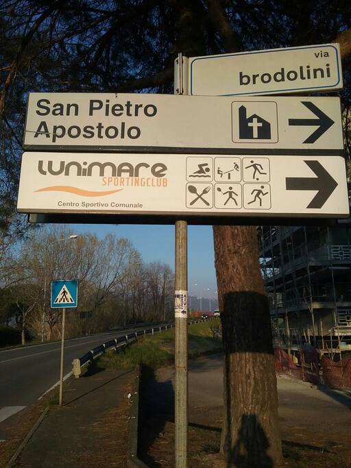 il centro sportivo con campi da tennis e piscina, giochi per bambini e playground, ristorante e dancing ..a 100 metri
