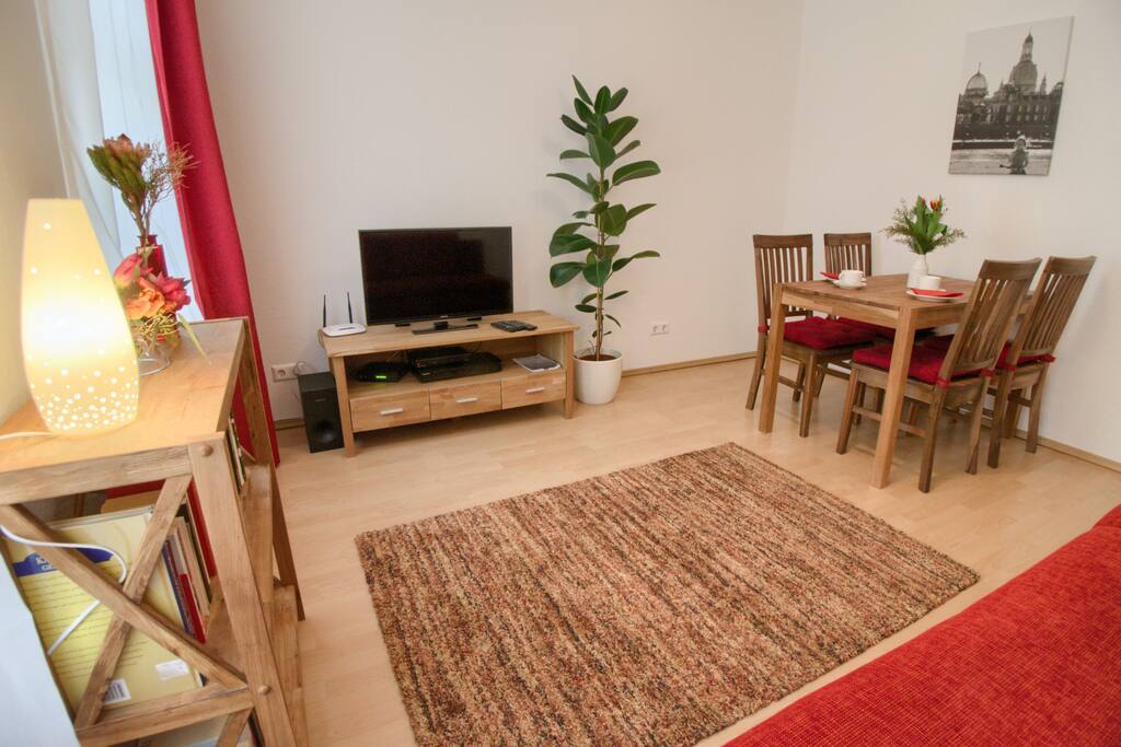 Blick auf den Esstisch im Wohnzimmer für 4 Personen