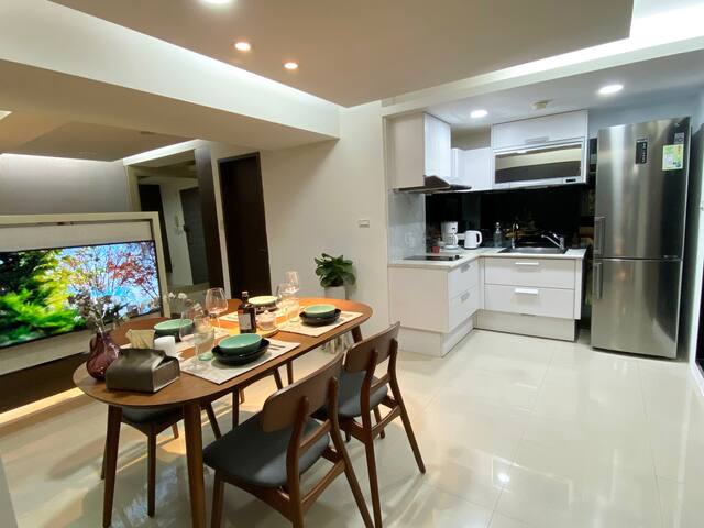 西門私寓-明。西門站5分鐘，3房-2衛-2陽台3BR-2BA-2BALC 8人 gallery image 2