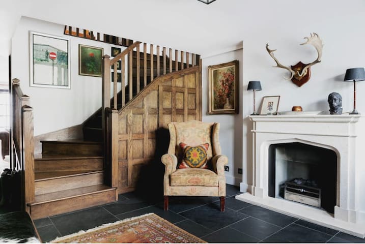 The Gothic Cottage, Barnes