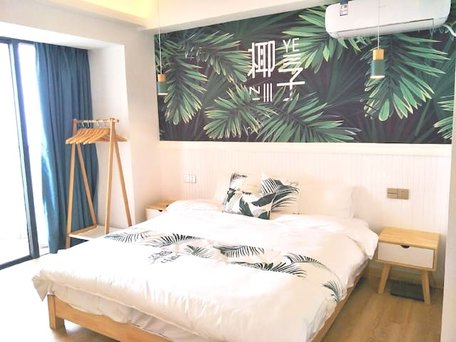 Coconut Sea View Apartment Queen Room (near Old Street, opposite the Underwater World)