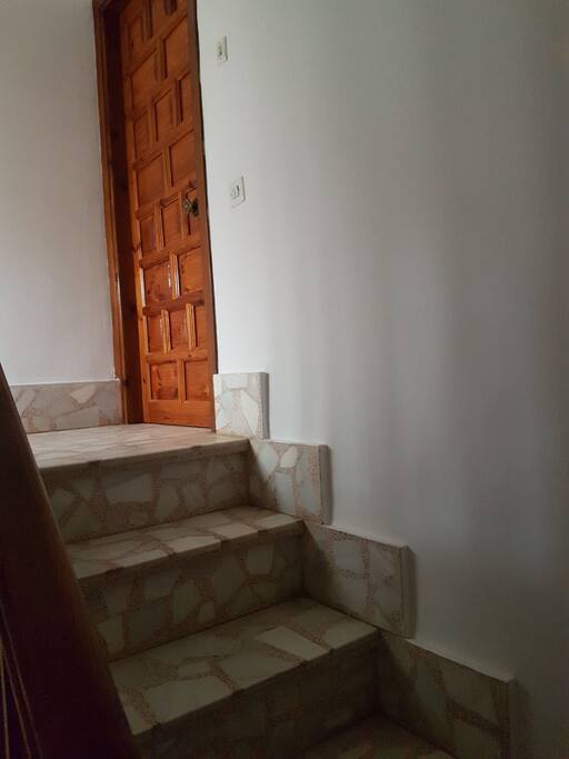 Las personas que la alquilen tendran acceso a la segunda planta donde hay salón cocina y habitacion