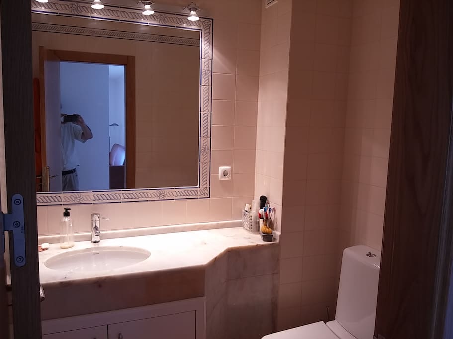 Bañera y bidé.