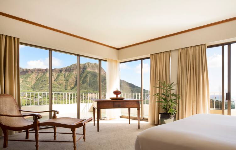 Panoramic Ocean View Penthouse at Diamond Head gallery image 4