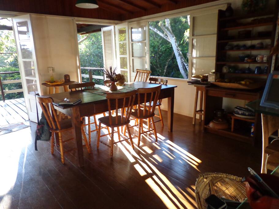 O sol visitando oa sala de jantar
Dinning room & Sunshine