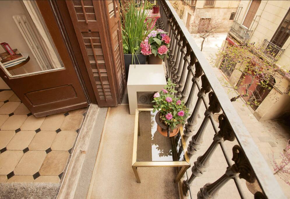 BCN center / small balcony - ensuite bathroom - queen size bed