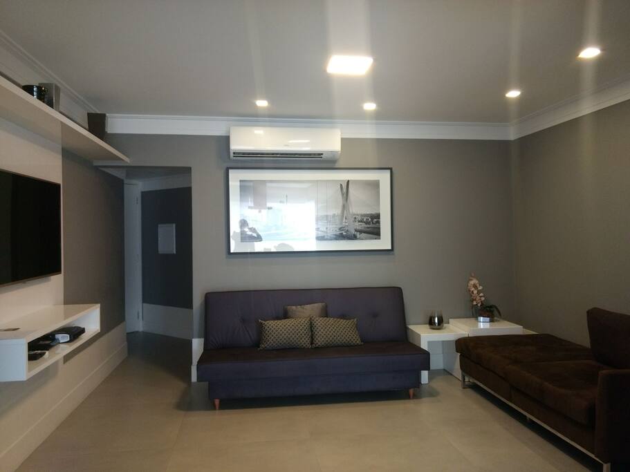 sala sofá cinza cama casal e sofá solteiro marrom