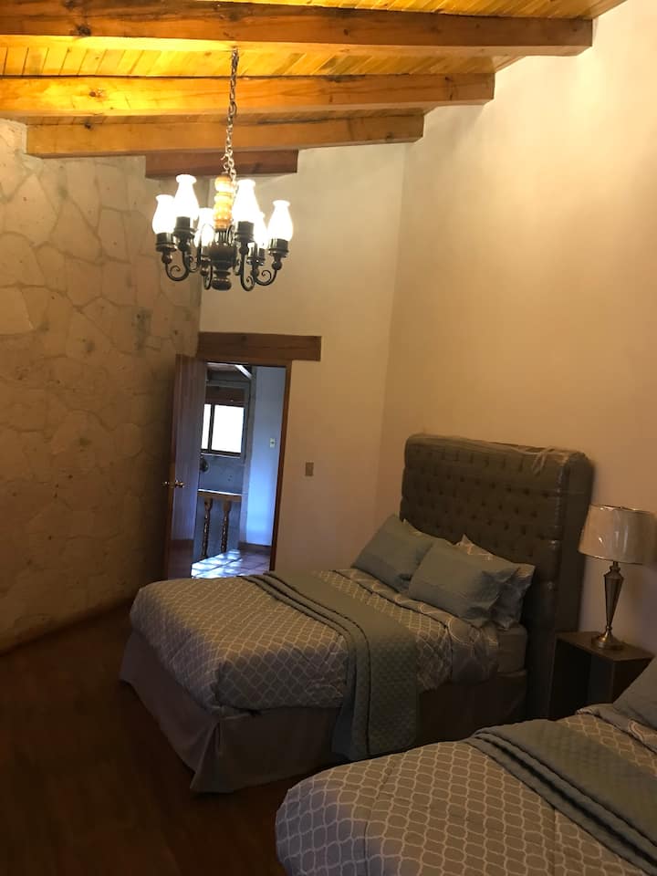 Hermosa recamara con dos cómodas camas matrimoniales, cuenta con amplio vestidor y baño, así como una espectacular vista.