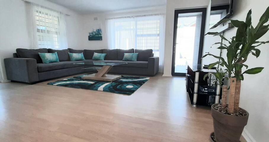 Home in Lakeside, Cape Town gallery image 2