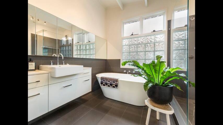 Right in the heart of st kilda! gallery image 5