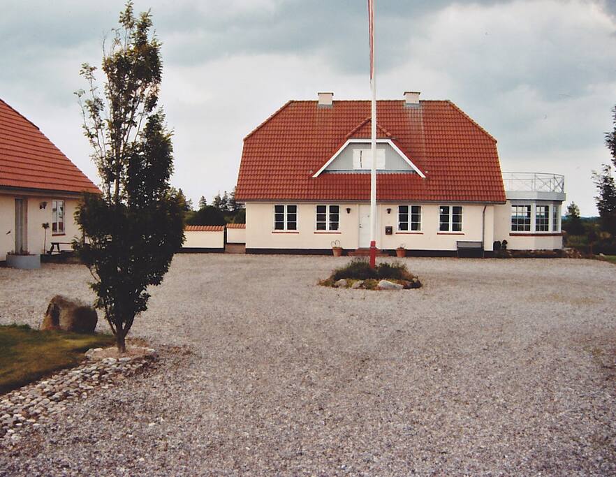 Huset set fra indkørslen/The house seen from the driveway/Das Haus von der Einfahrt gesehen