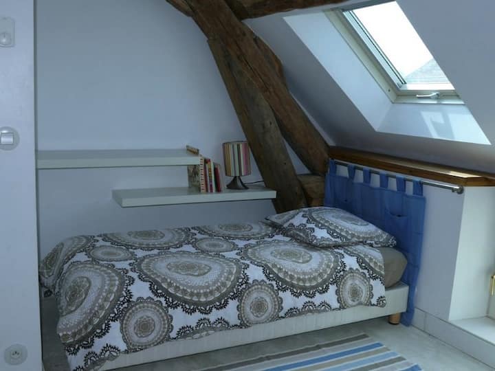 Une chambre avec 2 lits simples, vue sur la cour