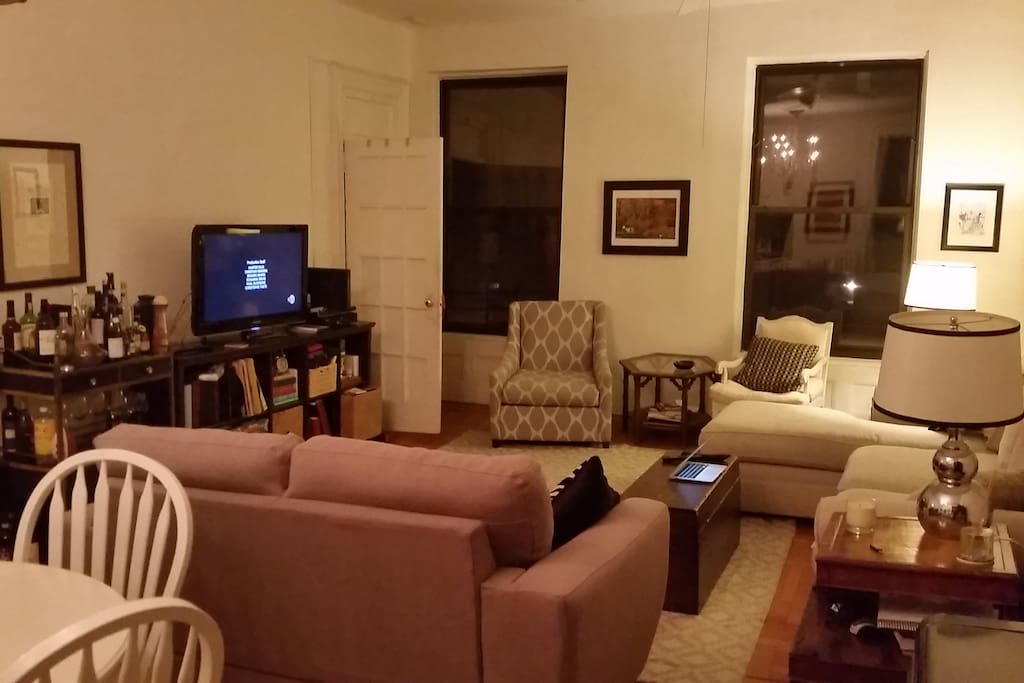 Living room, TV set, full cable, chromecast and wireless internet. The door off the side is one of the other bedrooms.
