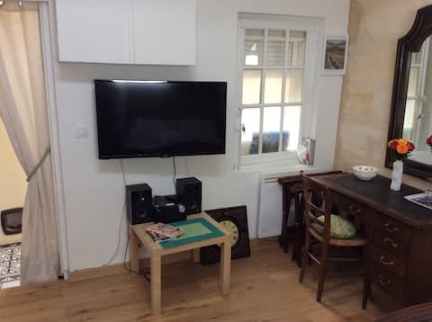 Popular Airbnb listing: Bright apartment with AIR CONDITION in Bordeaux