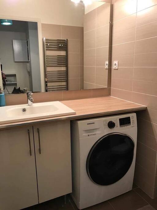 Salle de bains avec lave linge séchant