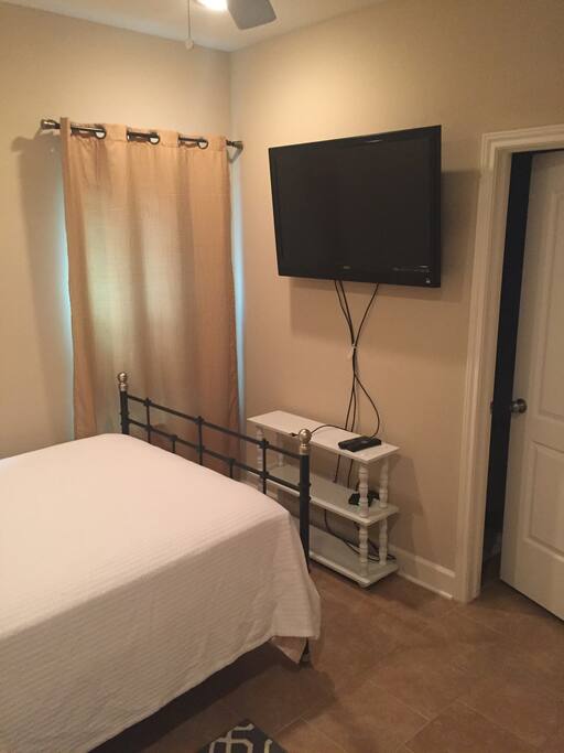 9'3"x11'4" suite