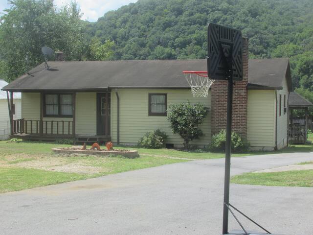 Peaceful Valley Cottage