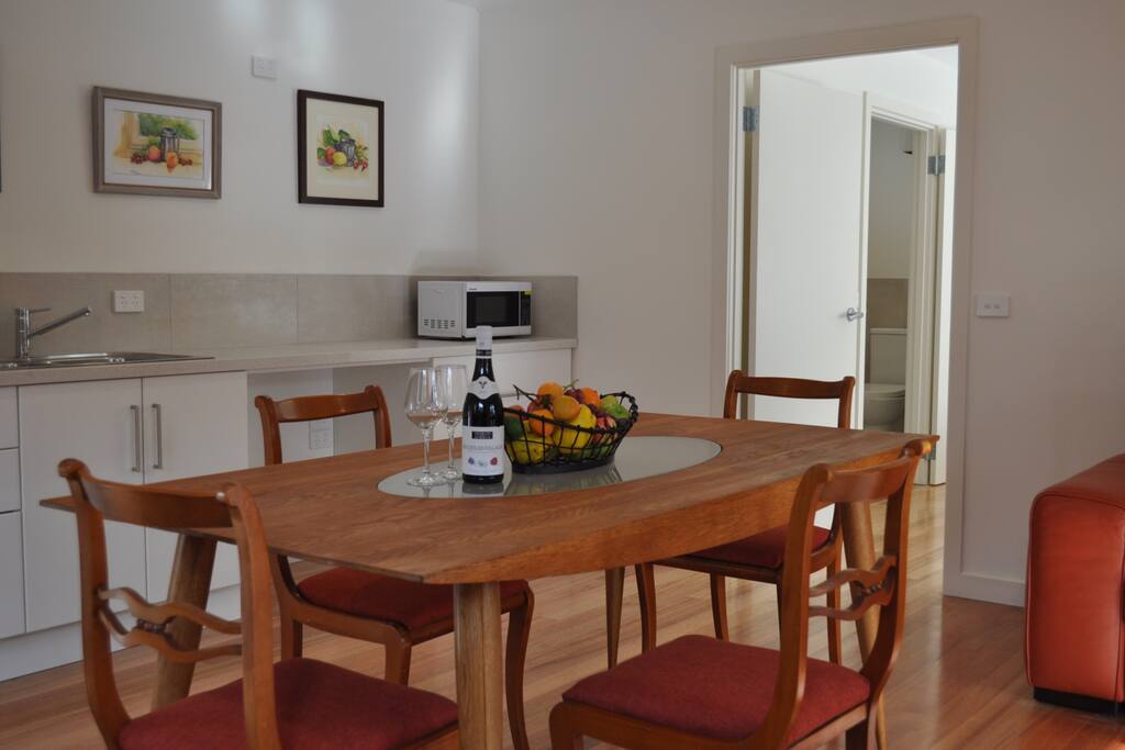 Kitchenette/dining