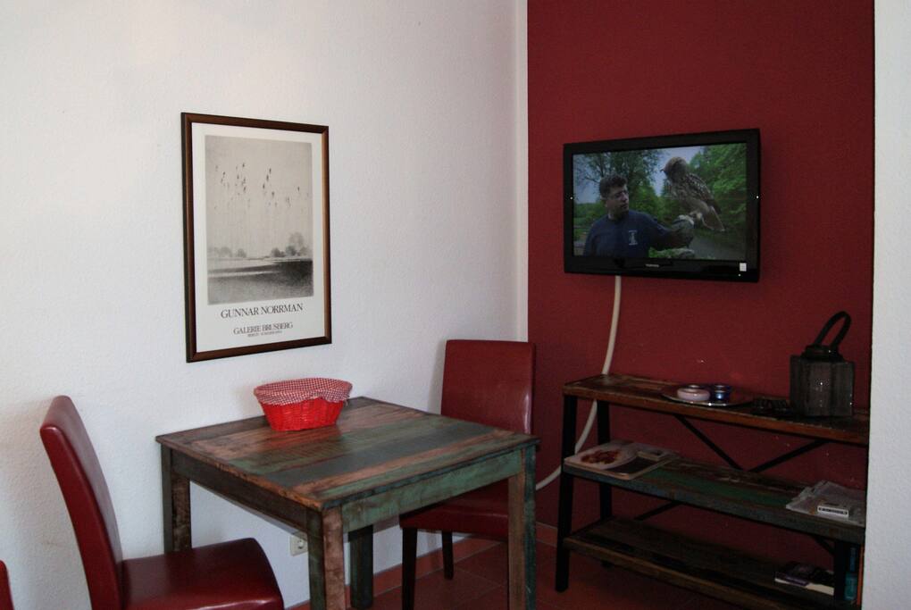 Esstisch und Flachbild-TV