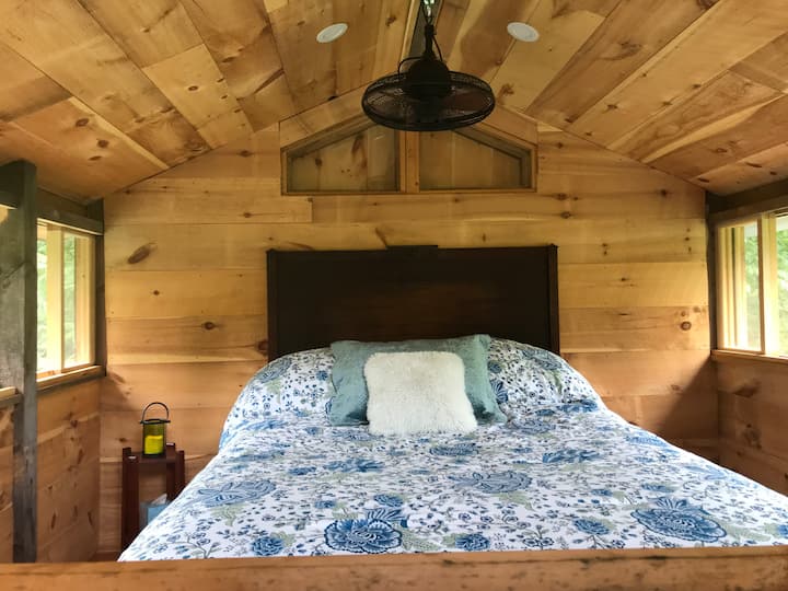 ห้องใต้หลังคาชั้นบนพร้อมเตียงควีนไซส์