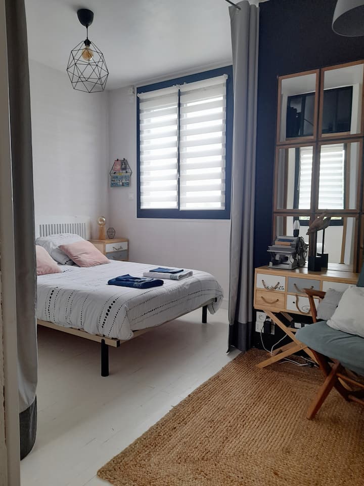 Primera habitación en 1 .ª planta 
Se cierra con una cortina 
Da acceso a un pequeño cuarto de baño 