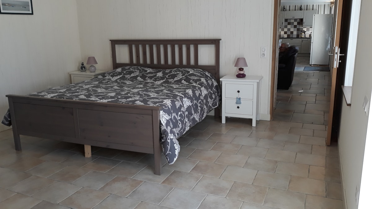 一楼卧室配备独立浴室和更衣室