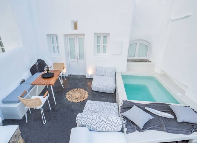 Gaia Suites | Artemis Suite with Outdoor Jacuzzi gallery image 3