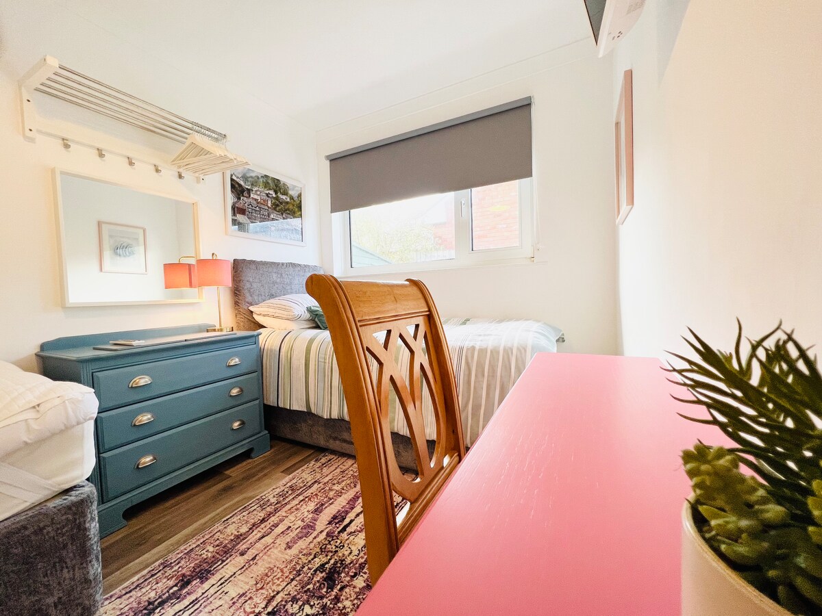 Nuestro dormitorio doble, agradable y espacioso con vistas privadas al jardín lateral. Hay dos camas individuales, lo que lo hace ideal para adultos o niños.